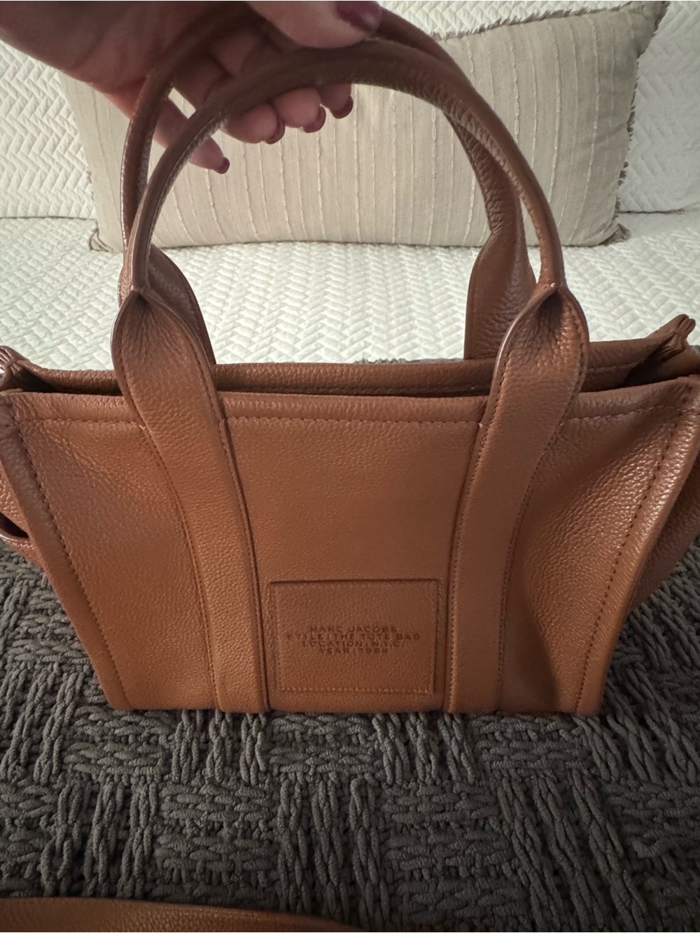 Like new Marc Jacobs The Tote Bag Small in Tan - Picture 4 of 9
